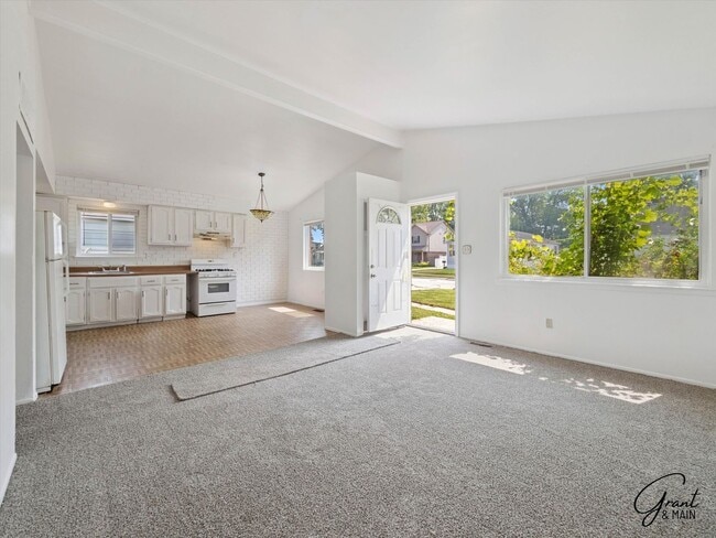 Building Photo - $1300 3 bedroom ranch