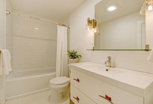 Building Photo - Beautiful Remodeled 2 Bedroom 2 Bath St. H...