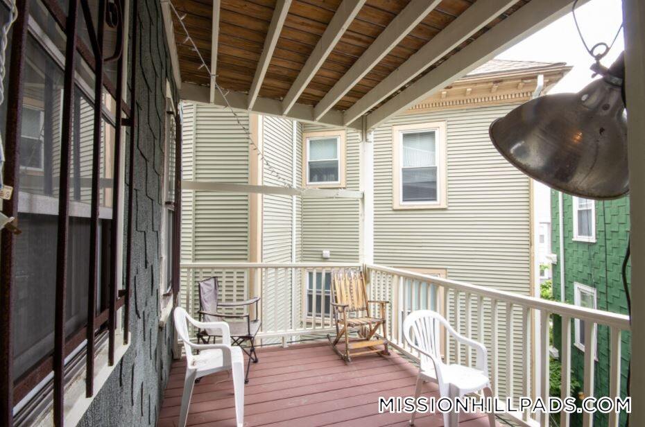 Building Photo - 142 Calumet St