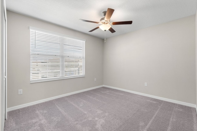 Building Photo - "Spacious 5-Bedroom Retreat in Apollo Beach - Modern Living with 2.5 Baths on White Chicory Dr!"