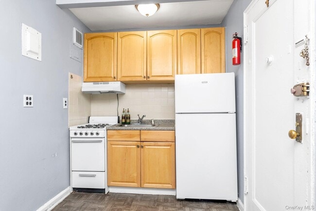 Building Photo - 84-19 51st Ave