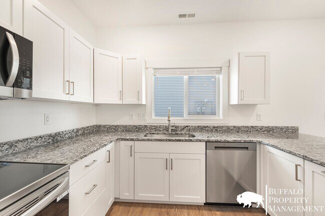 Building Photo - Beautiful brand new luxury 3 Bedroom 2.5 B...