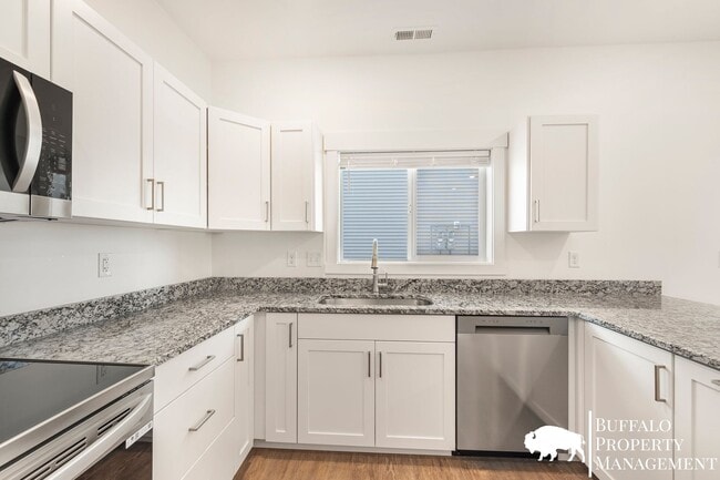 Building Photo - Beautiful brand new luxury 3 Bedroom 2.5 Bath townhouse!!