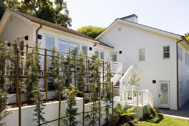 Building Photo - Coastal Elegance in the Heart of Belvedere