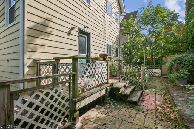 Building Photo - 16 Henry St