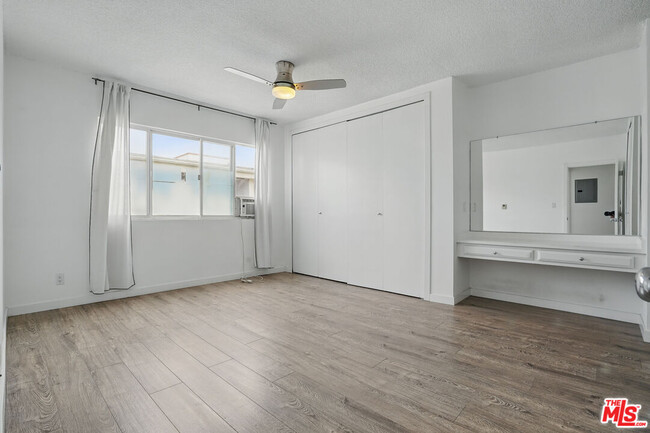 Building Photo - 930 3rd St