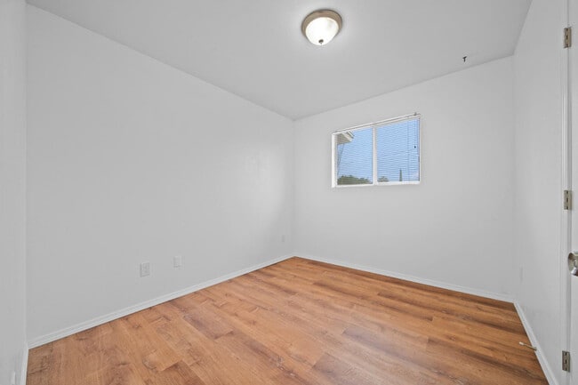 Building Photo - 570 S Yaqui Dr