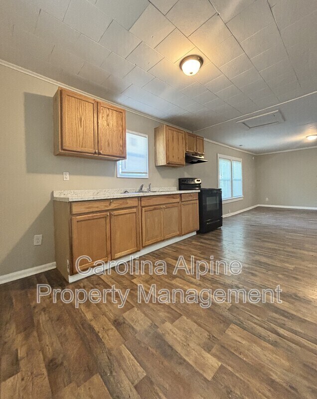 Building Photo - 604 W Elm St