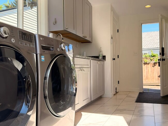 Building Photo - This spacious four-bedroom, two-bathroom