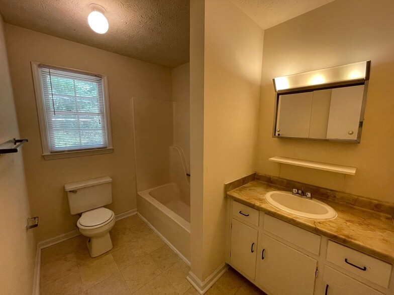 Building Photo - 254 Highland Park Dr