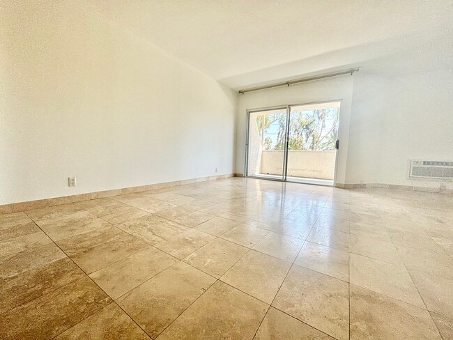 Building Photo - 3947 Los Feliz Blvd