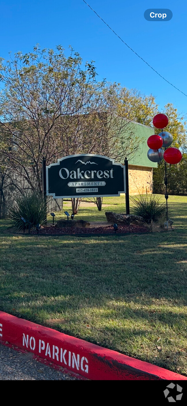 Building Photo - Oakcrest Apartments