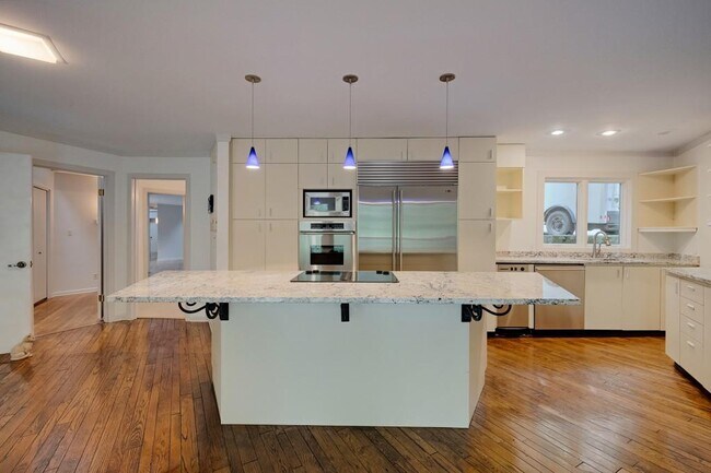 Building Photo - 130 Huntcliff Point NE
