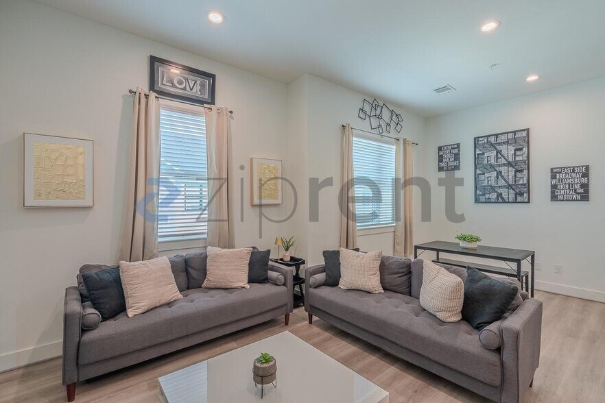 Building Photo - Unit B