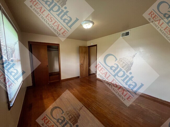 Building Photo - Charming 3 Bedroom