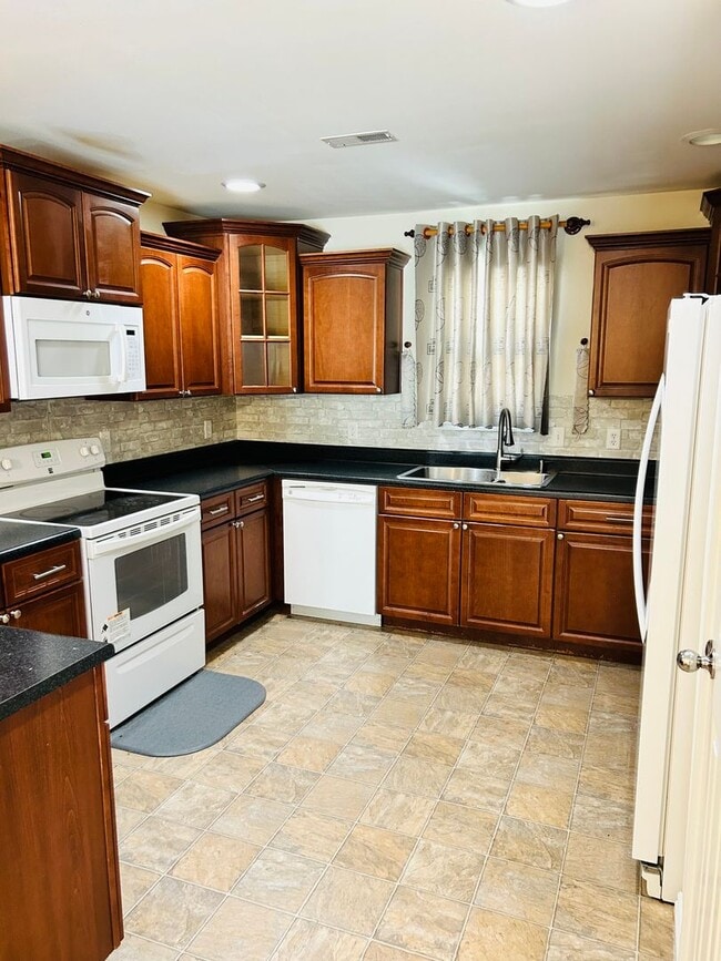 Building Photo - Spacious Townhome, Close to Fort Riley!