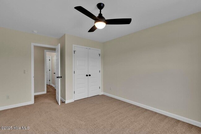 Building Photo - 303 S River Ct