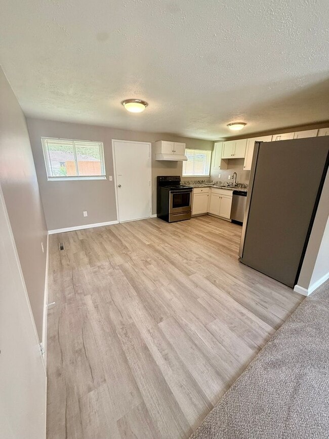 Building Photo - Move-In Ready 2BR in Kettering | Granite Counters + New Carpet