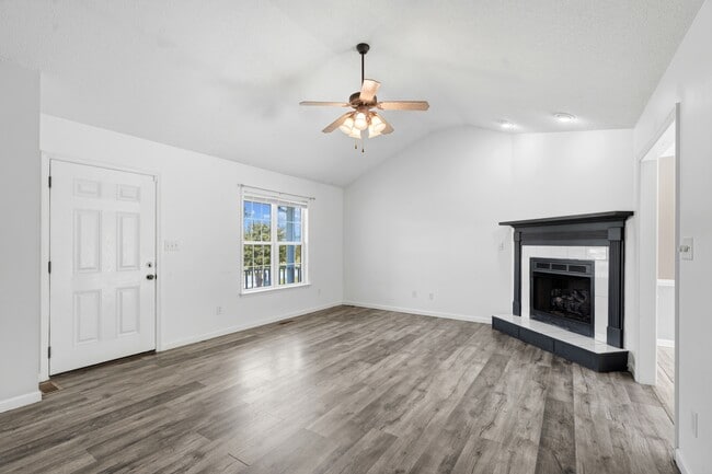 Building Photo - 202 Starcrest Dr