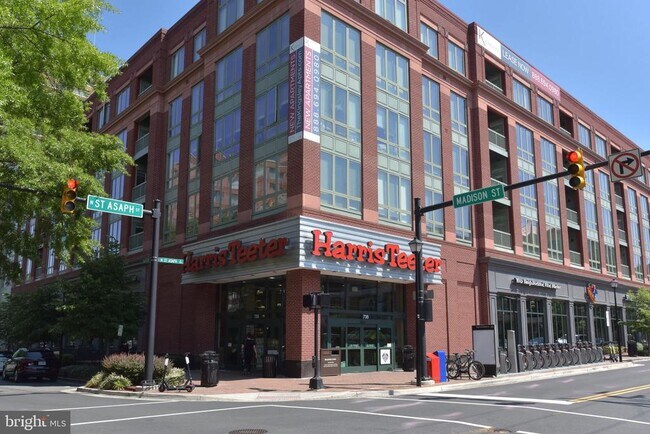 Building Photo - 900 N Washington St
