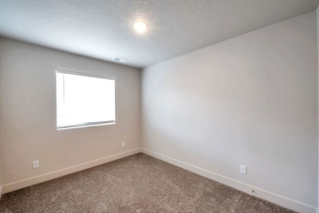 Building Photo - Join this growing Mapleton Village Community.