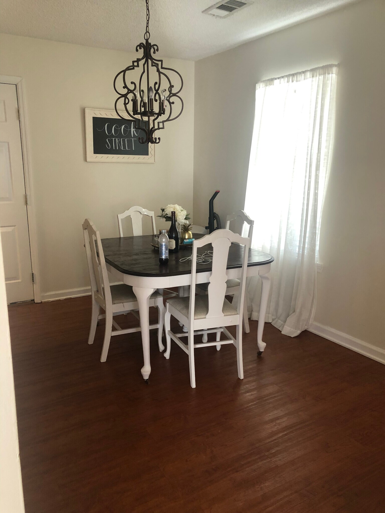 Building Photo - 224 Cook St