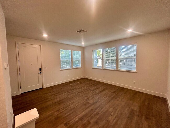 Building Photo - Centrally Located Santa Clara Townhouse