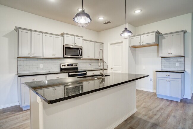 Building Photo - Modern townhome in South Lubbock