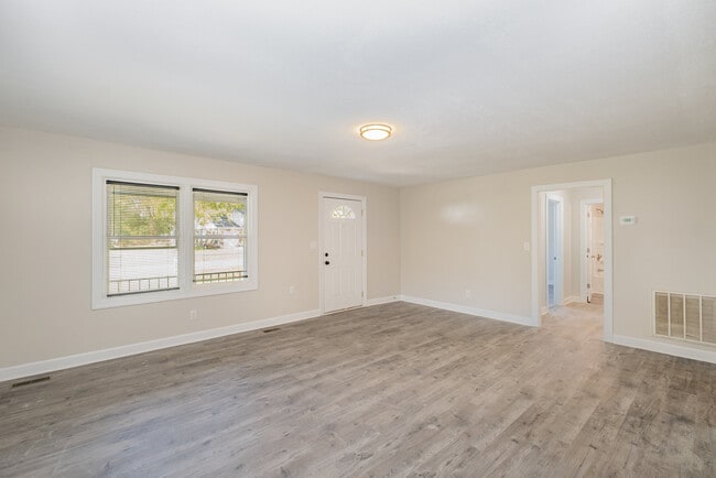 Building Photo - 417 W Coffee St