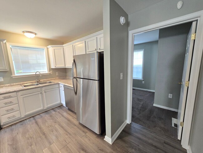 Building Photo - Updated 3 Bedrooms, 1.5 Bathrooms on a Dou...