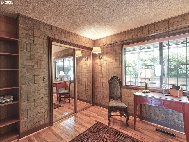 Building Photo - 6900 SE Riverside Dr