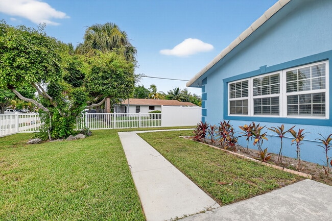 Building Photo - 601 SW 5th Ave