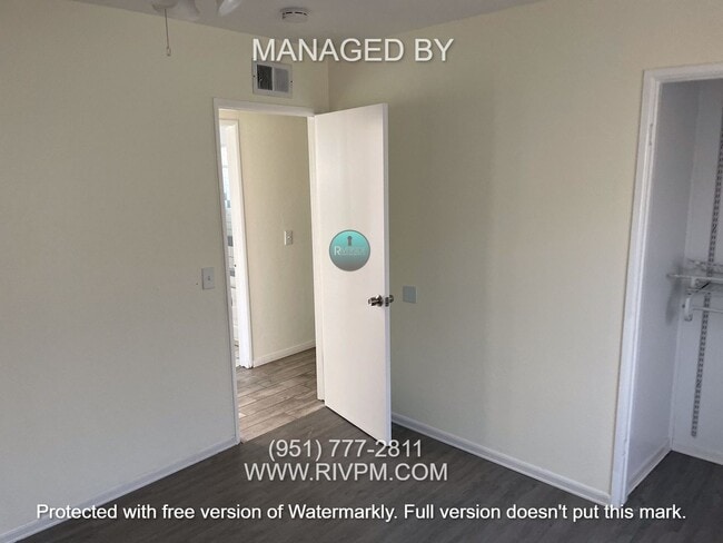 Building Photo - Great commuter location!