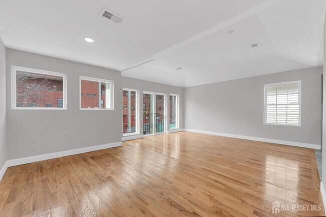 Building Photo - 138 Milford Ave