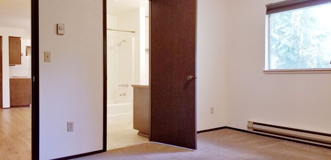 Building Photo - Move in ready - 2 bedroom 1 bath - No pets