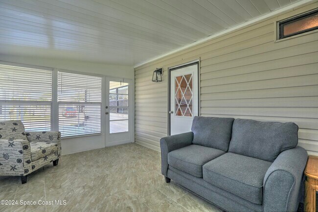 Building Photo - 561 Dolphin Cir