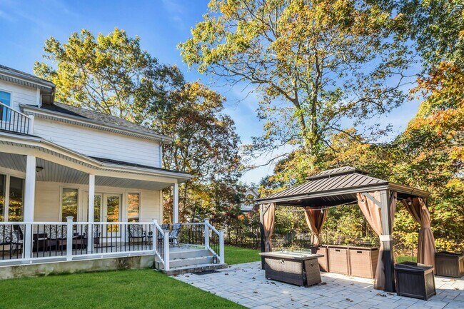 Building Photo - 10 Bay Woods Dr