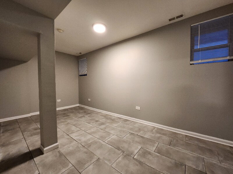 Building Photo - 7314 S Kenwood Ave