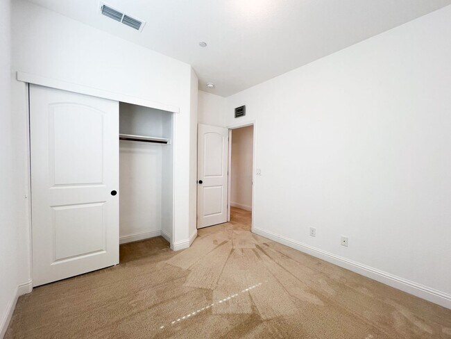 Building Photo - Spacious 4 Bd 3 Bath Home in Elk Grove