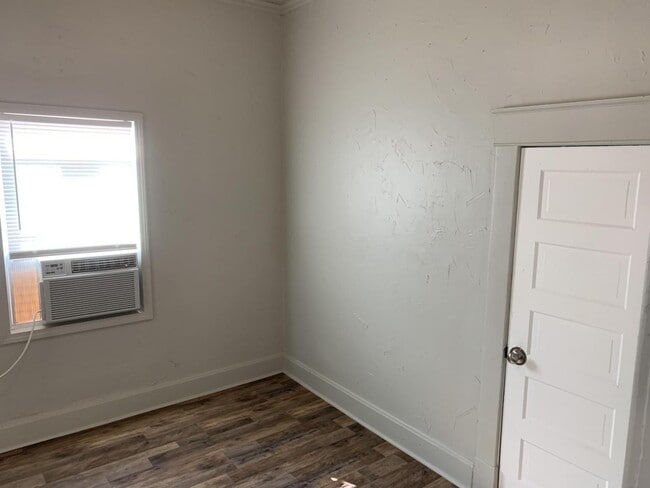 Building Photo - 208 E Springer Ave