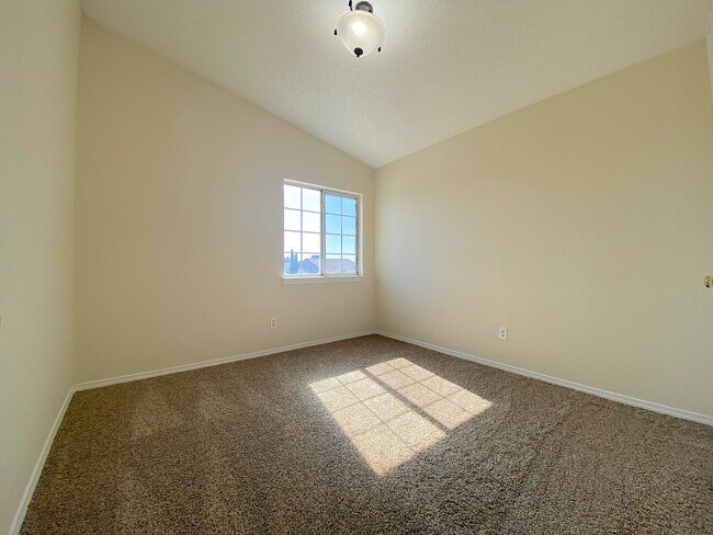 Building Photo - 4bed/2bath plus Bonus Loft!