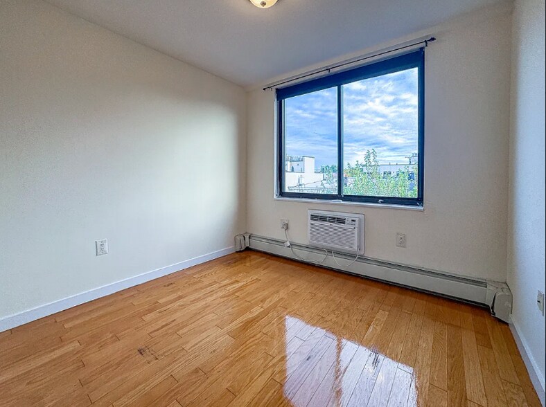 Building Photo - 924 Metropolitan Ave