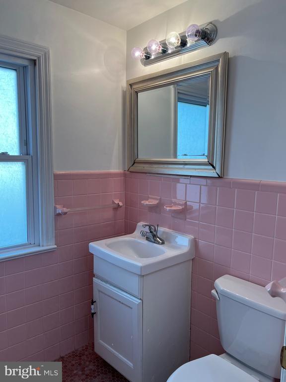 Building Photo - 650 Linden Cir