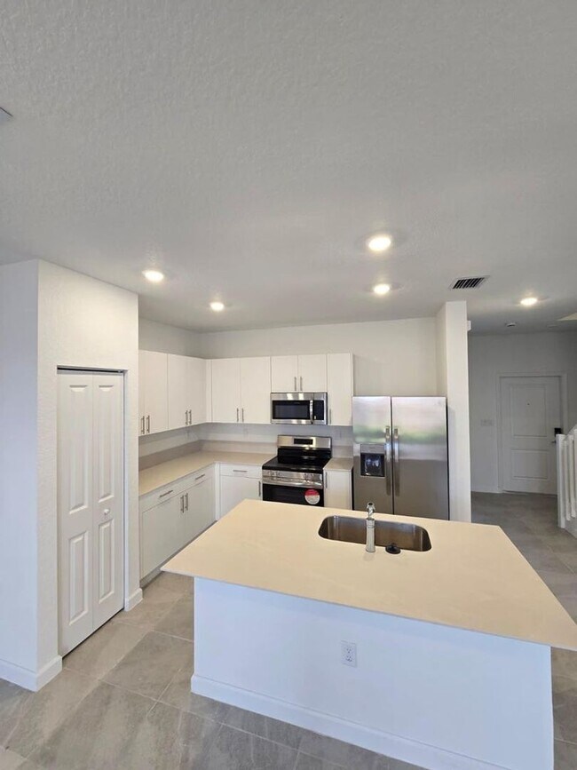 Building Photo - Brand New 3 Bed / 3 Bath Town home Modern Living Florida City FL 33034