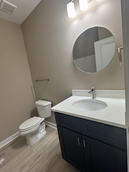 Main bathroom - 1321 Camden Rd