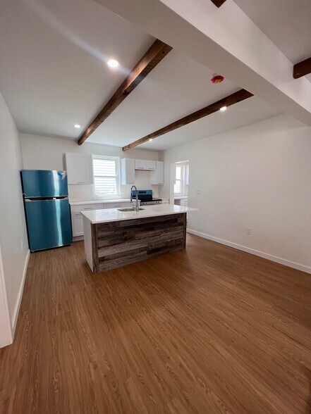 Building Photo - 206 S Chestnut St