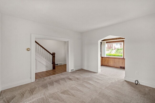 Building Photo - AVAILABLE AUGUST 1ST!! BEAUTIFUL 3 BEDROOM...