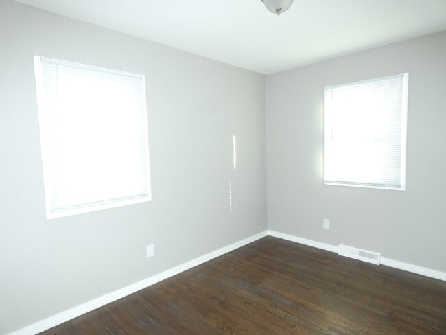 Building Photo - 4700 N Bristol Ave