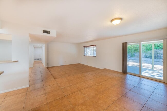 Building Photo - 7113 Welton Dr NE