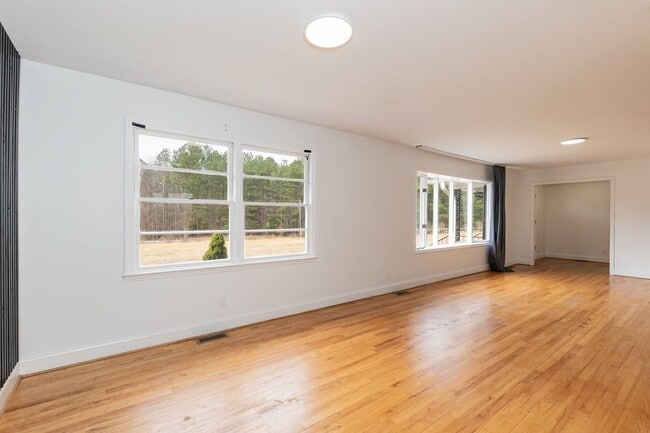 Building Photo - Huge Four Bedroom Home!